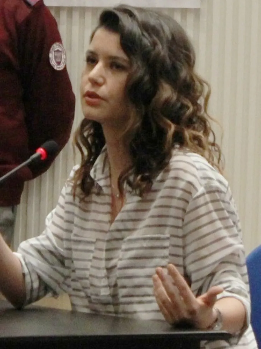 Beren Saat durante un encuentro público en abril de 2015