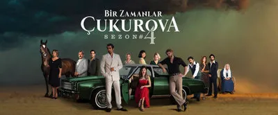 El reparto de Bir Zamanlar Çukurova posa junto a un automóvil en la imagen oficial de la serie
