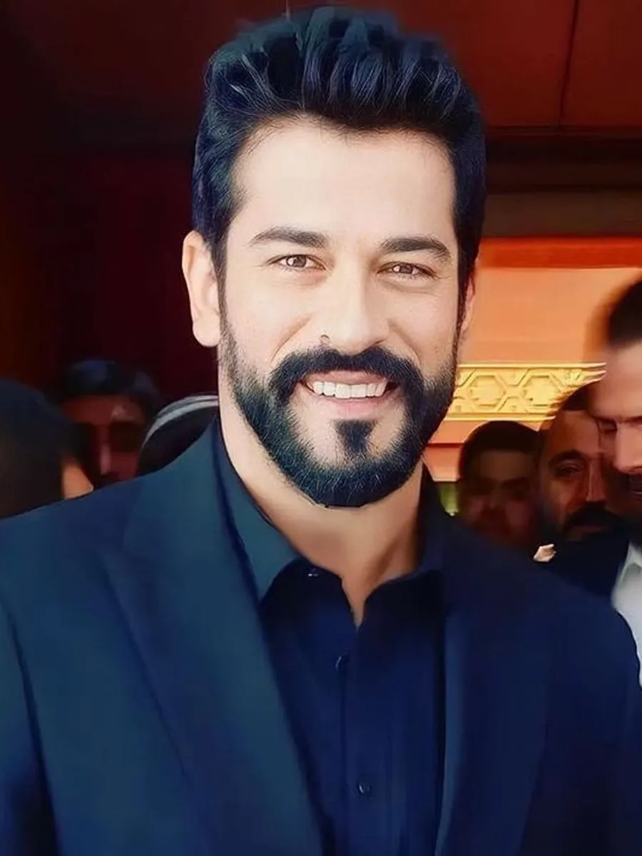 Retrato de Burak Özçivit en un acto público de 2023