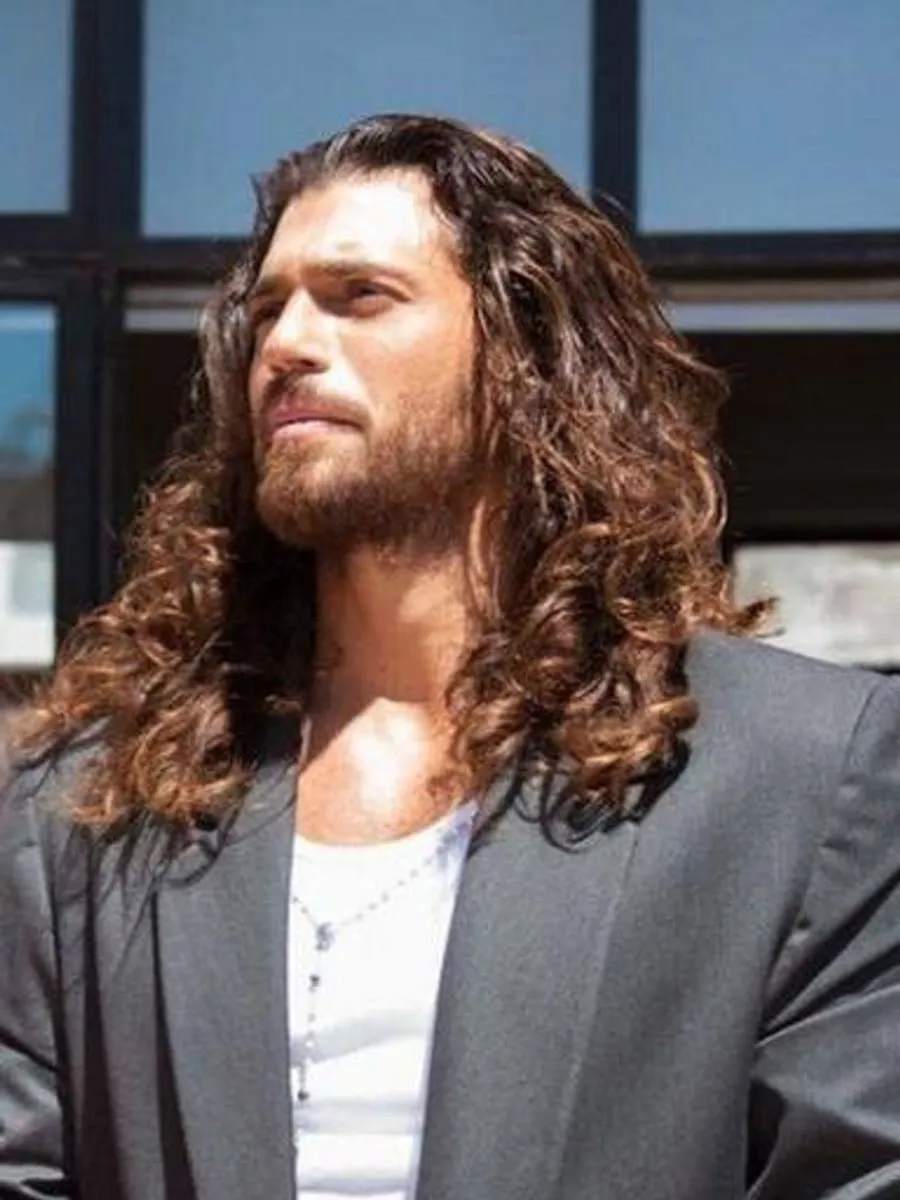 Can Yaman durante una visita escolar en Margherita di Savoia en 2023