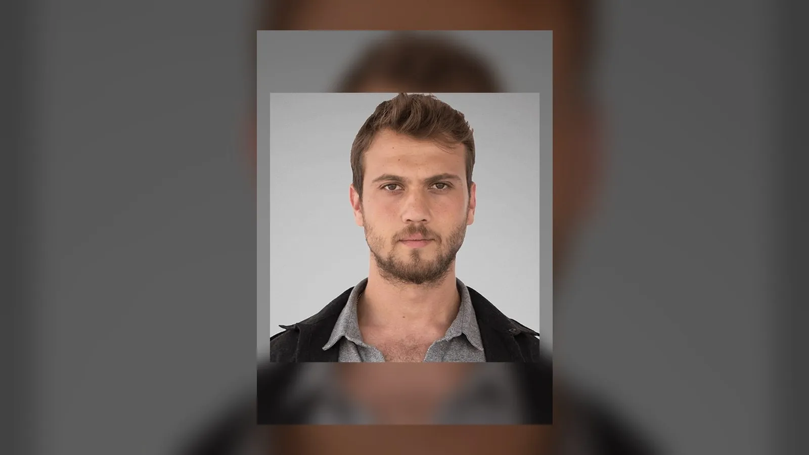 Aras Bulut İynemli como Yamaç Koçovalı en un retrato promocional oficial de Çukur