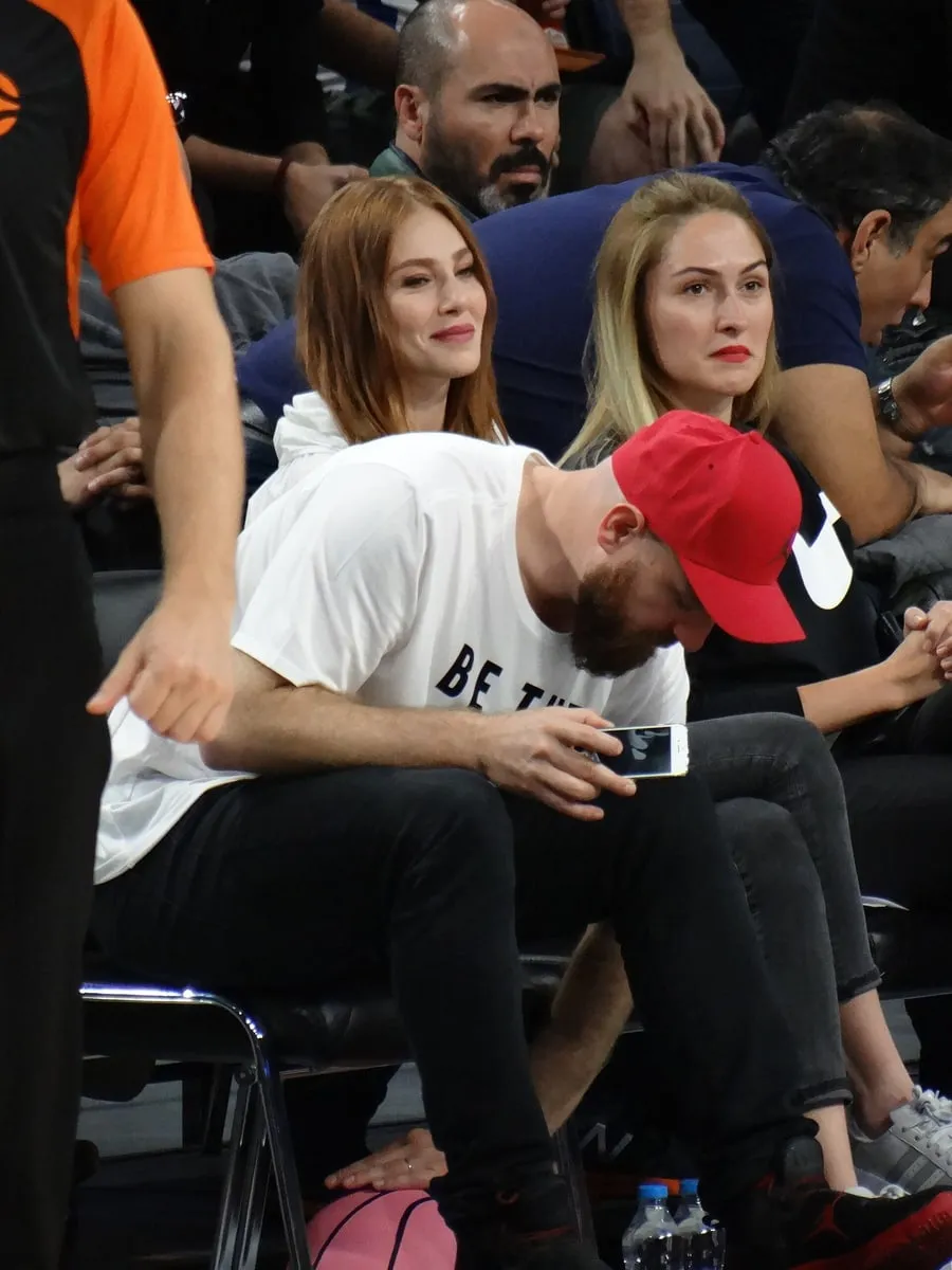 Elçin Sangu entre el público de un partido de baloncesto en octubre de 2017