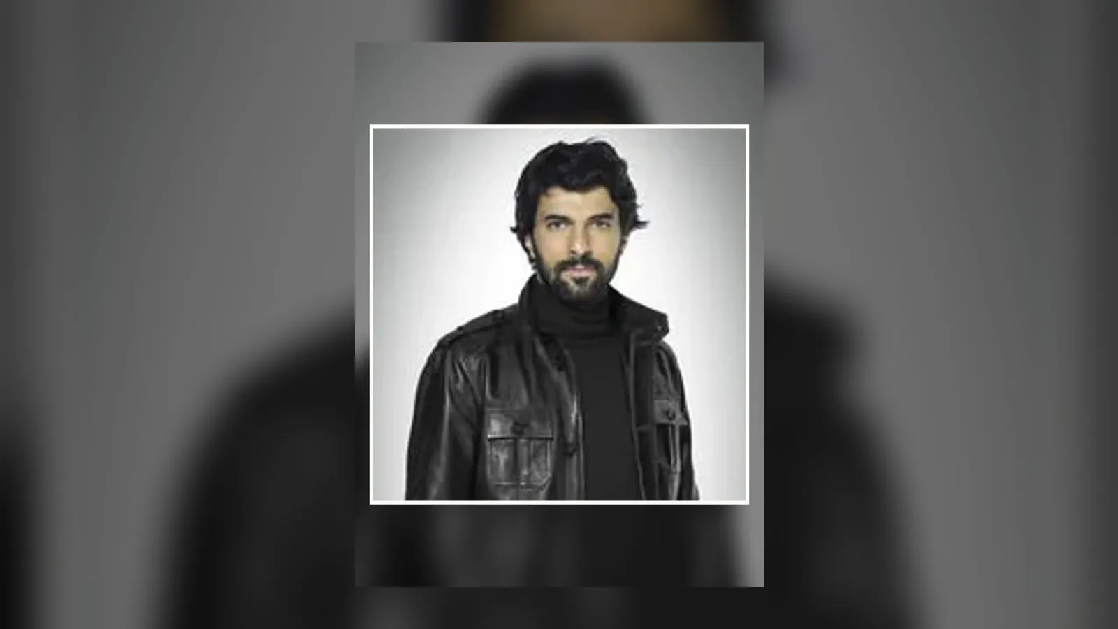 Engin Akyürek como Ömer Demir en una imagen promocional oficial de Kara Para Aşk