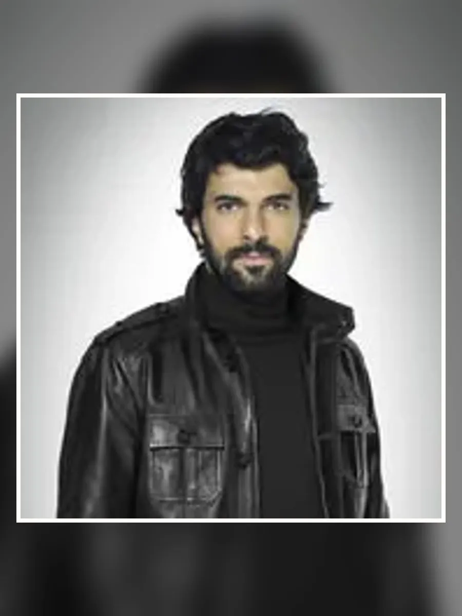 Engin Akyürek como Ömer Demir en una imagen promocional de Kara Para Aşk