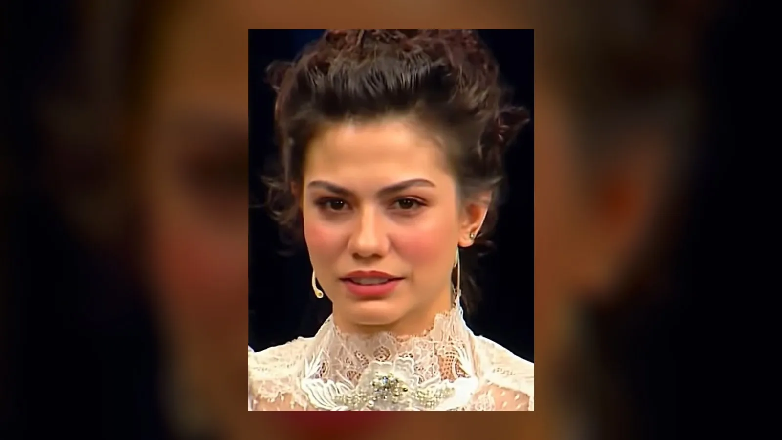 Retrato de Demet Özdemir, intérprete de Sanem en Erkenci Kuş