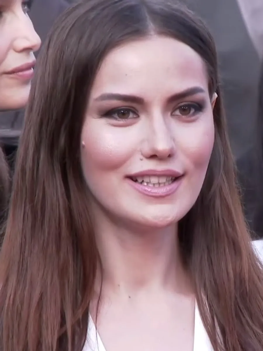 Fahriye Evcen fotografiada durante el Festival de Cannes de 2017