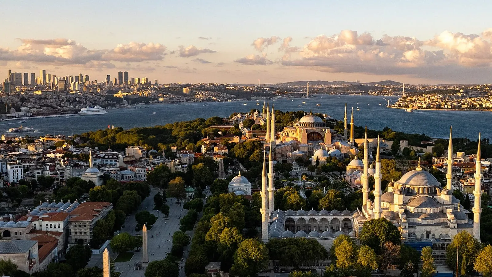 Vista aérea de la península histórica de Estambul, Santa Sofía, el Bósforo y el perfil urbano moderno