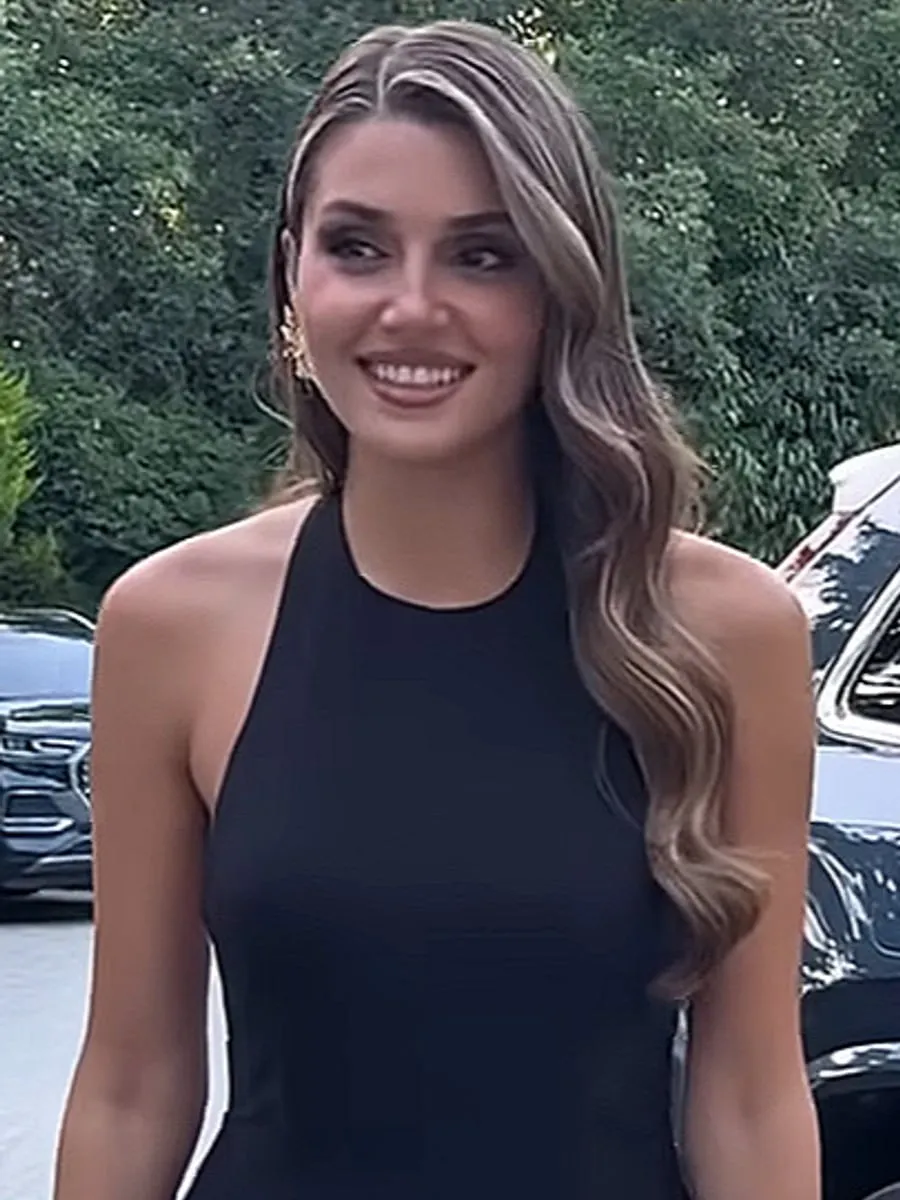 Hande Erçel en una imagen promocional de Sen Çal Kapımı
