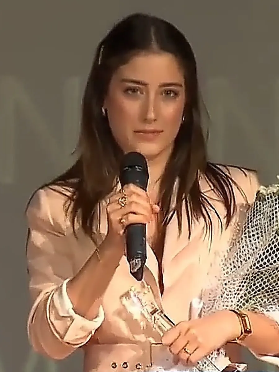 Hazal Kaya hablando durante una ceremonia de premios de comunicación de la Universidad Aydın de Estambul
