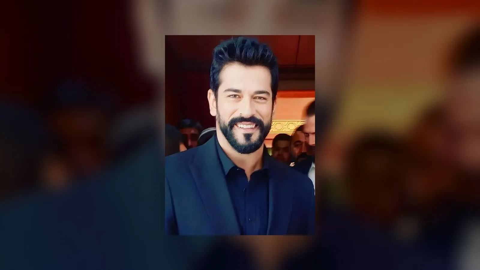 Burak Özçivit, protagonista de Kara Sevda, durante un acto público de 2023