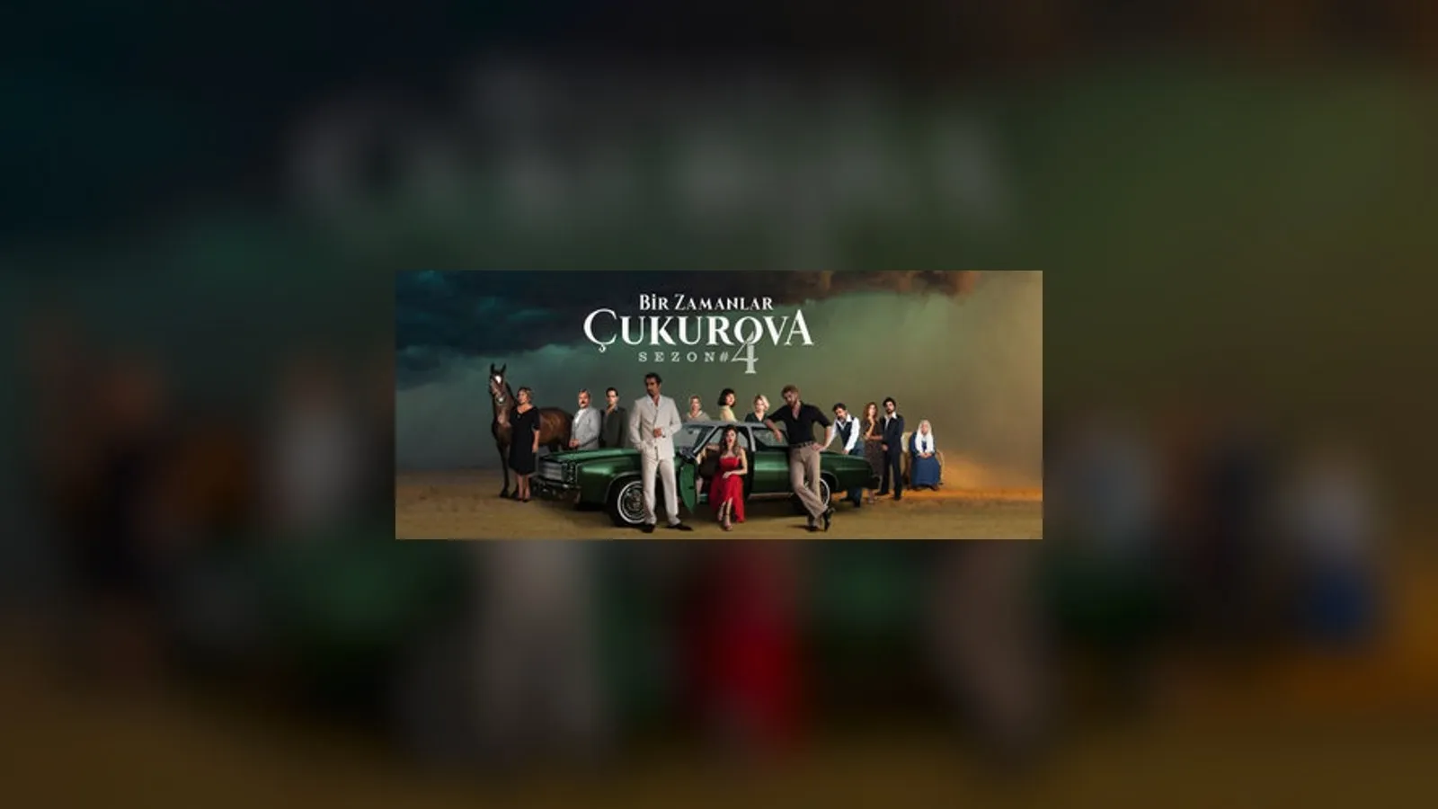 El reparto de Bir Zamanlar Çukurova posa junto a un automóvil en una imagen oficial